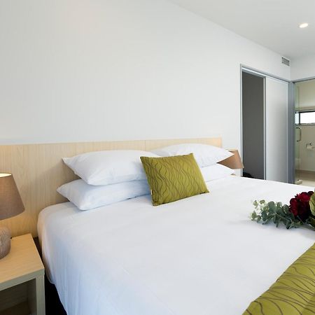 2 On Whiteleigh And 239 On Lincoln Motel Christchurch Exteriér fotografie A bedroom at the hotel