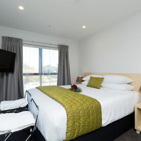2 On Whiteleigh And 239 On Lincoln Motel Christchurch Exteriér fotografie A bedroom at the hotel