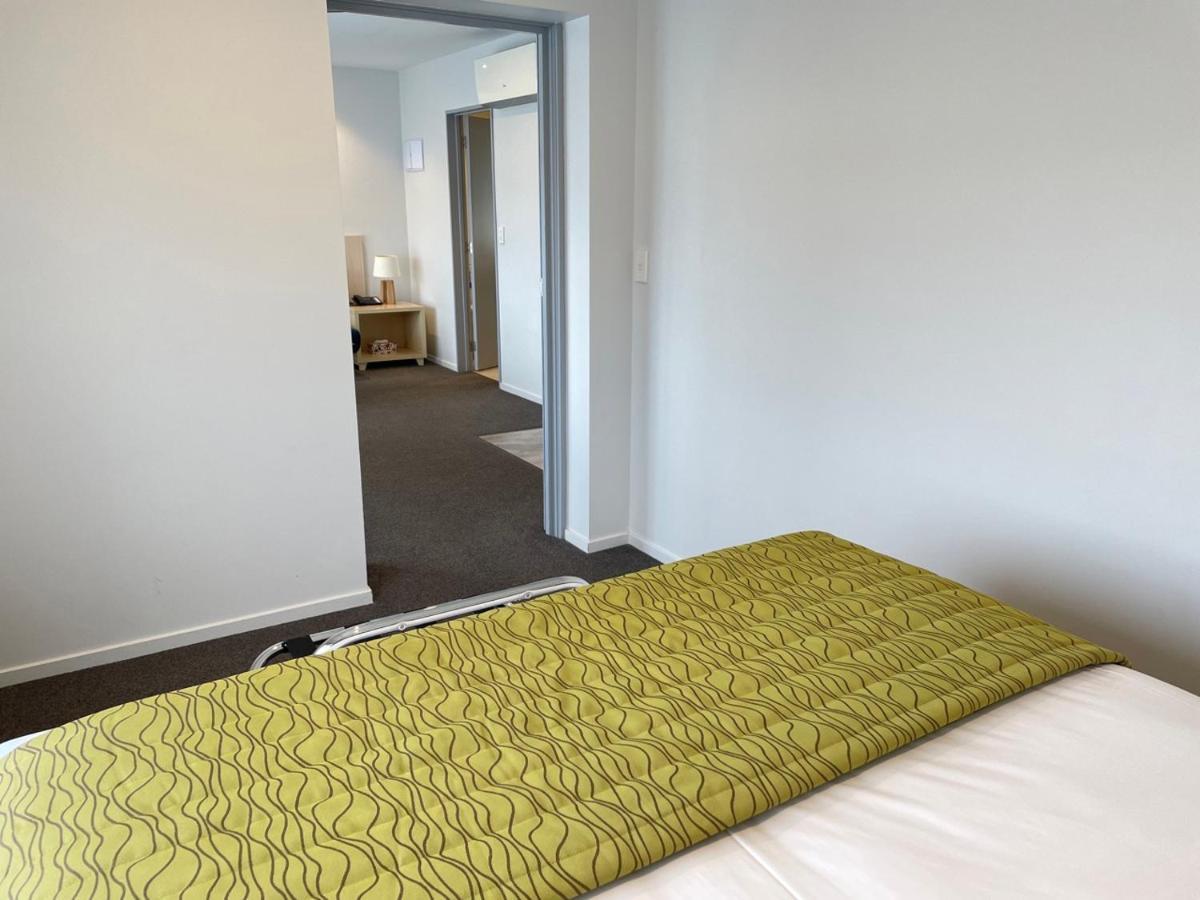 2 On Whiteleigh And 239 On Lincoln Motel Christchurch Exteriér fotografie A bedroom at the hotel