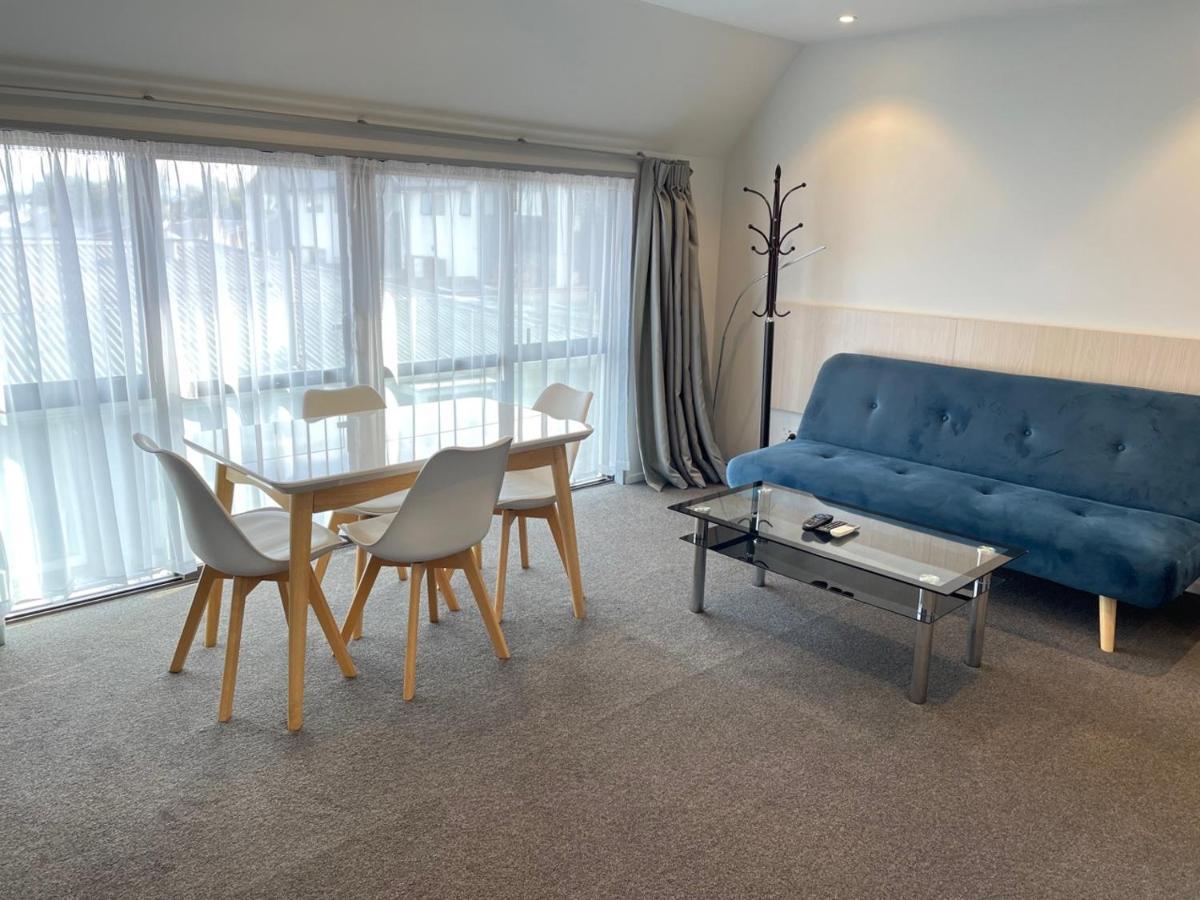 2 On Whiteleigh And 239 On Lincoln Motel Christchurch Exteriér fotografie A living room in a serviced apartment in London