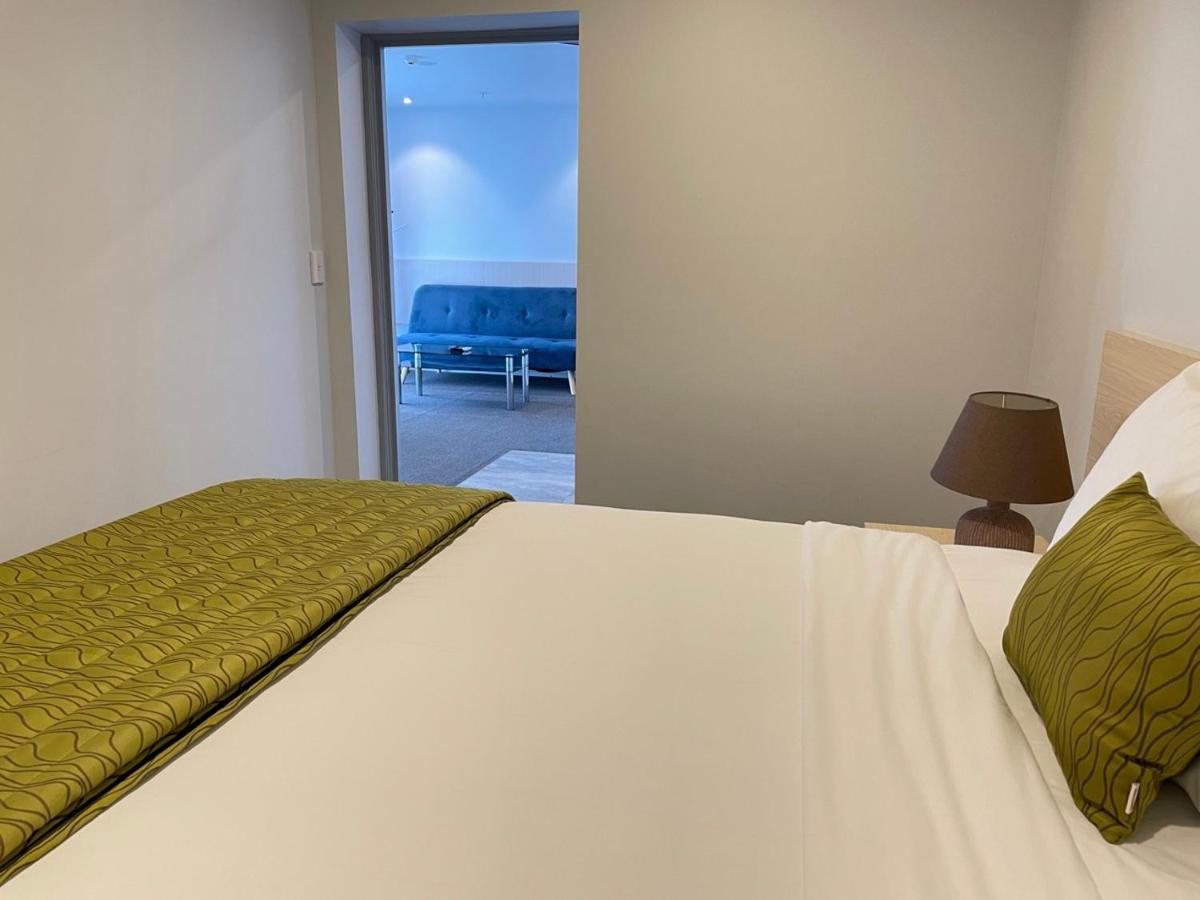 2 On Whiteleigh And 239 On Lincoln Motel Christchurch Exteriér fotografie A bedroom at the hotel