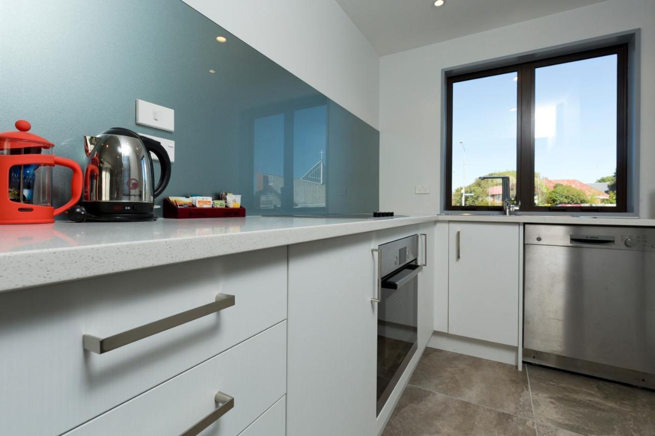 2 On Whiteleigh And 239 On Lincoln Motel Christchurch Exteriér fotografie A modern kitchen