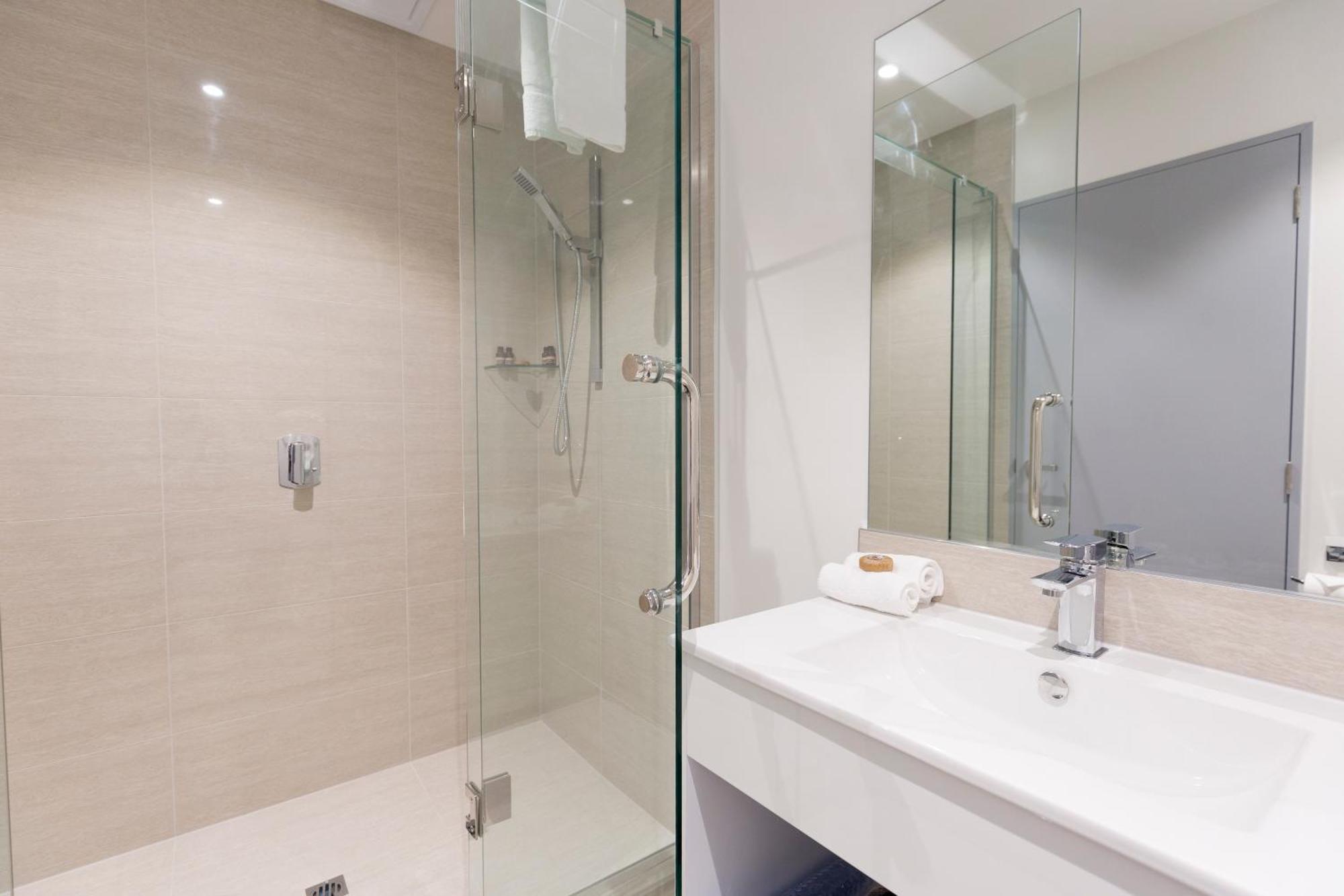 2 On Whiteleigh And 239 On Lincoln Motel Christchurch Exteriér fotografie A shower enclosure