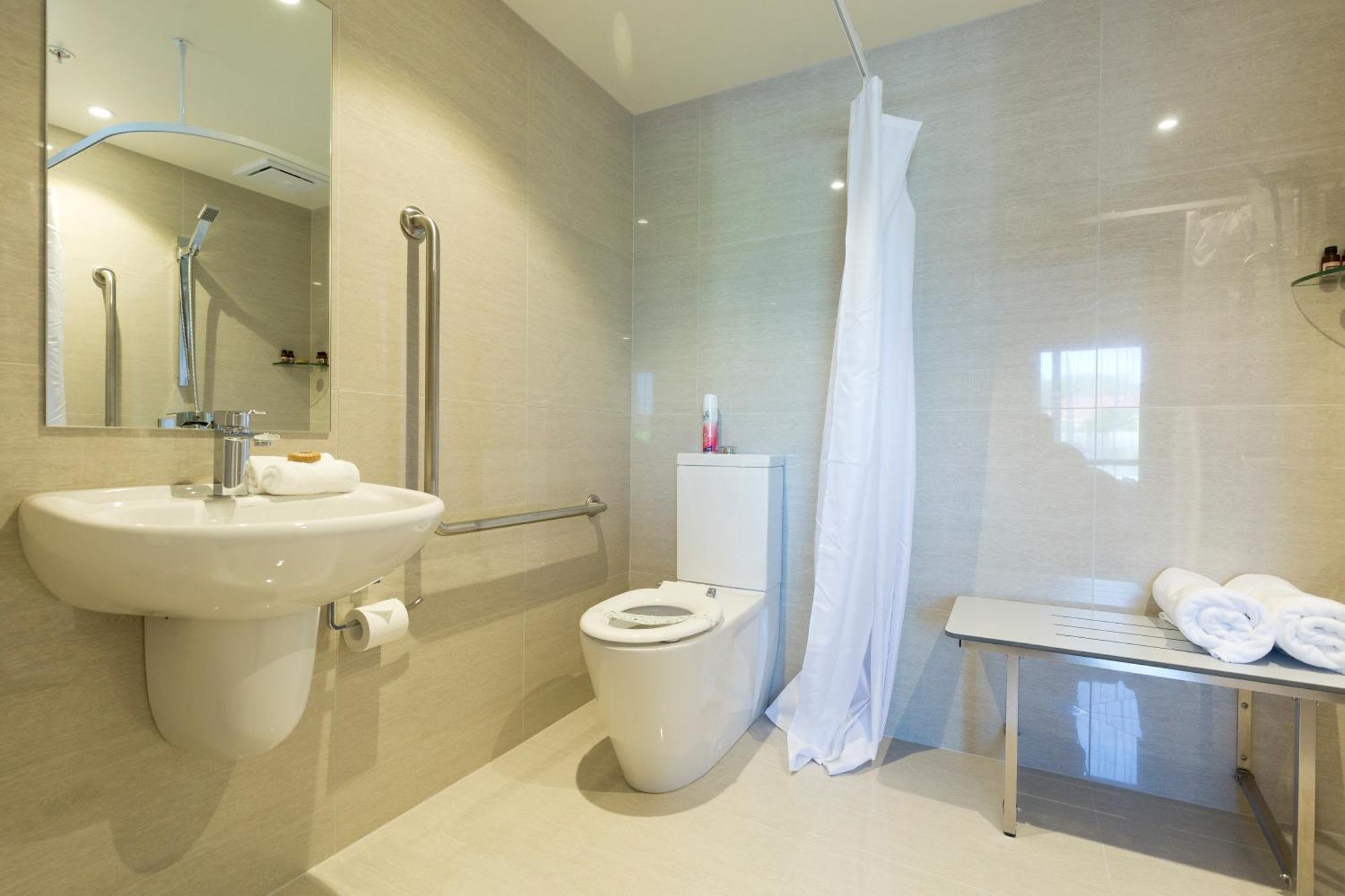 2 On Whiteleigh And 239 On Lincoln Motel Christchurch Exteriér fotografie A wet room