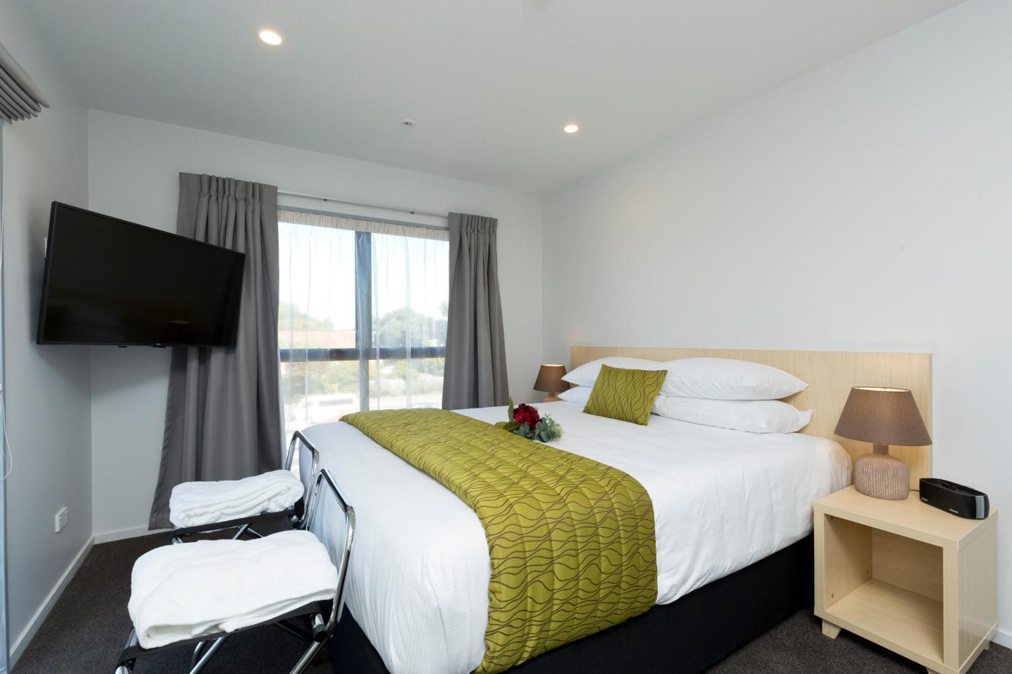 2 On Whiteleigh And 239 On Lincoln Motel Christchurch Exteriér fotografie A bedroom at the hotel