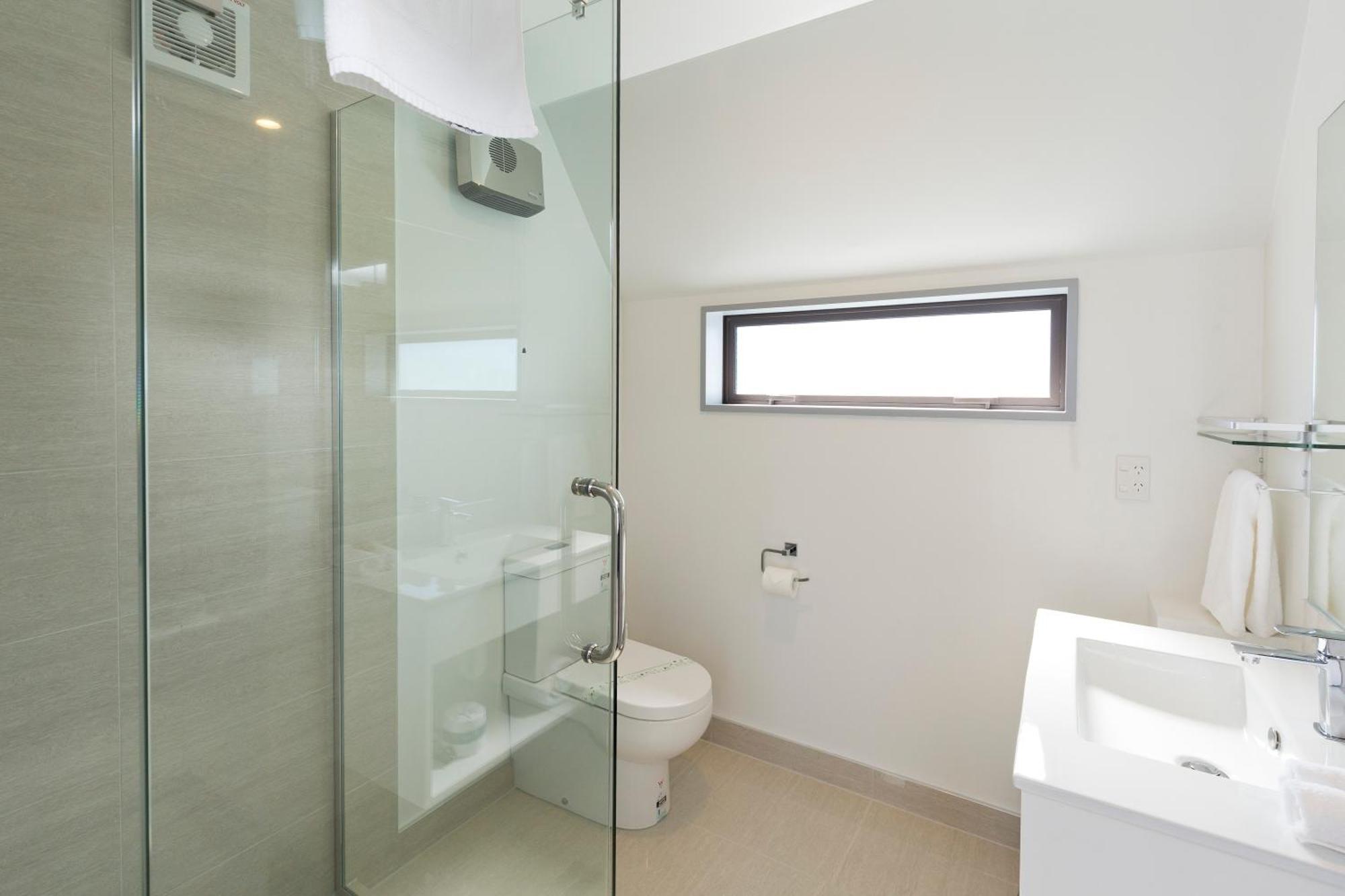 2 On Whiteleigh And 239 On Lincoln Motel Christchurch Exteriér fotografie A bathroom with a shower enclosure