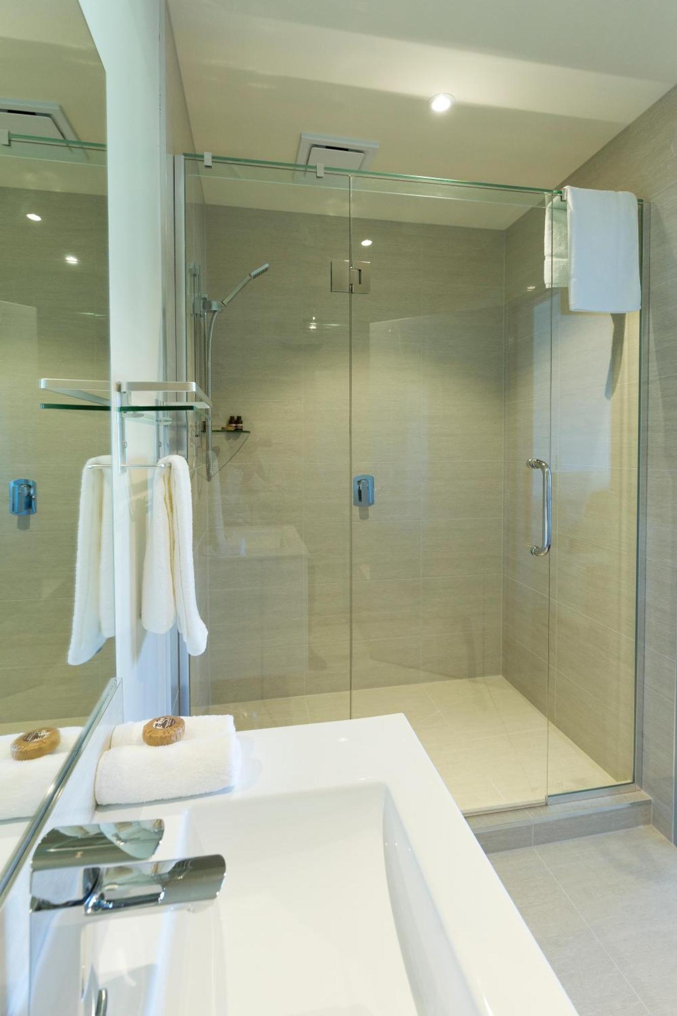 2 On Whiteleigh And 239 On Lincoln Motel Christchurch Exteriér fotografie A shower enclosure