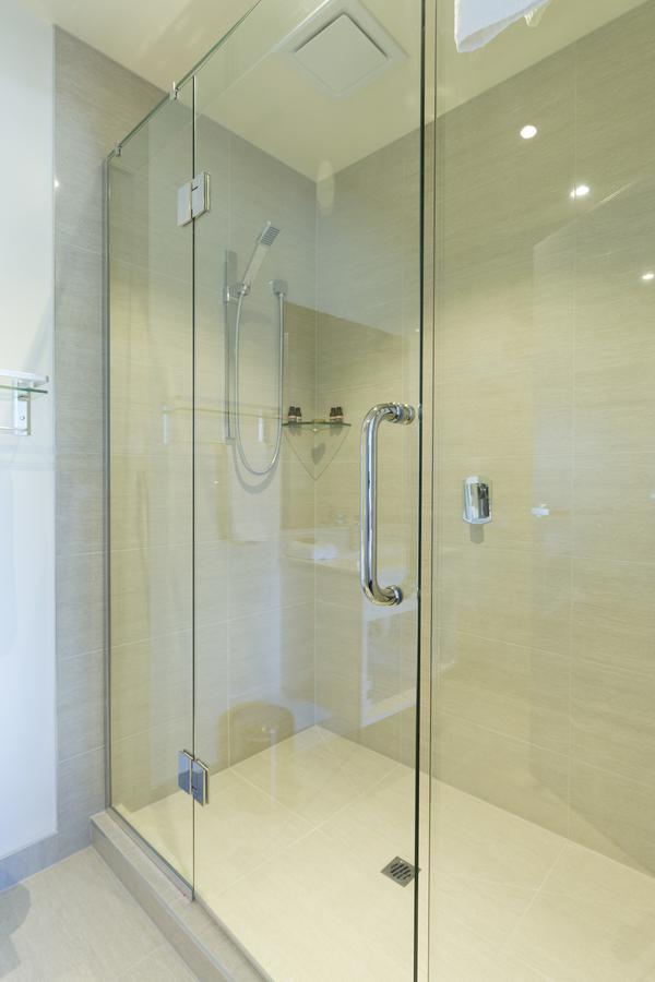 2 On Whiteleigh And 239 On Lincoln Motel Christchurch Exteriér fotografie A shower door
