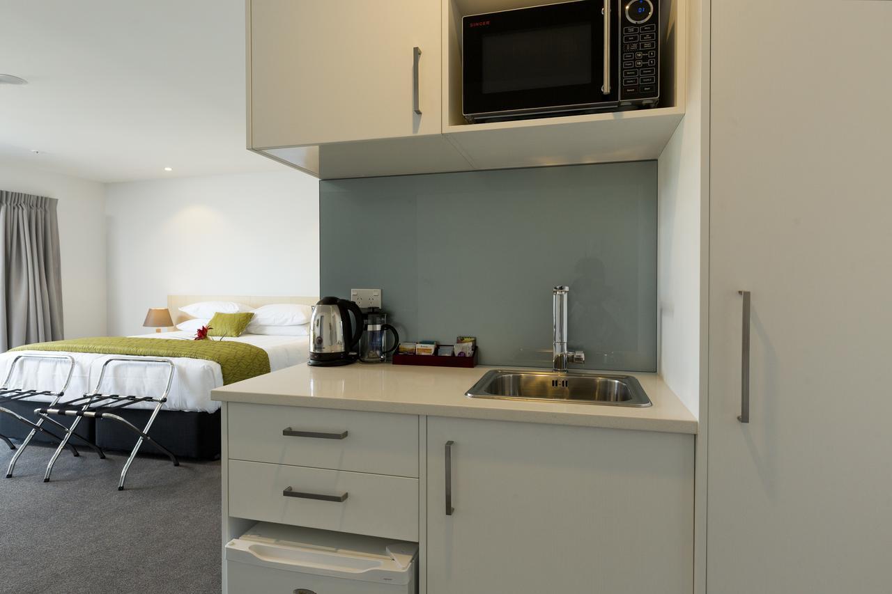 2 On Whiteleigh And 239 On Lincoln Motel Christchurch Exteriér fotografie A kitchenette in a hotel room