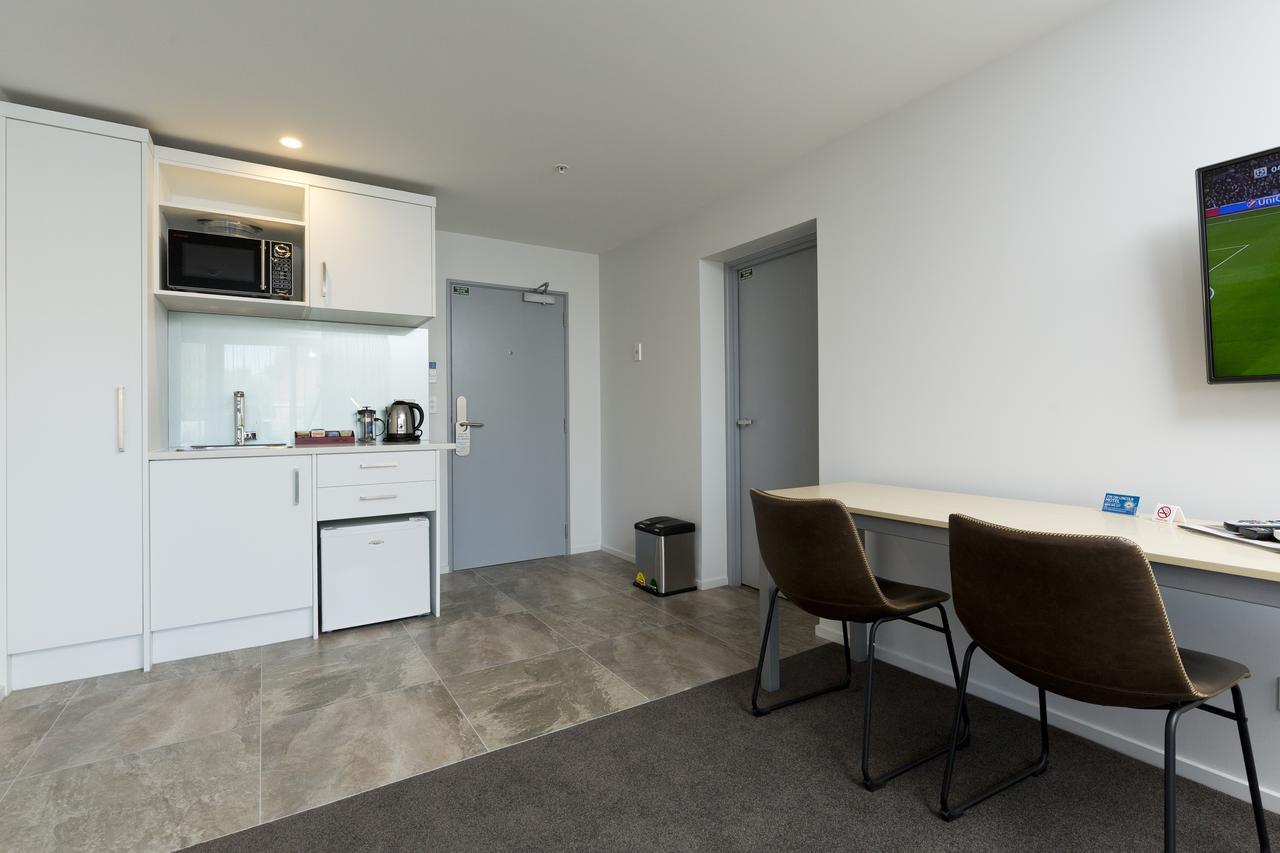 2 On Whiteleigh And 239 On Lincoln Motel Christchurch Exteriér fotografie Kitchenette in a one-bedroom apartment