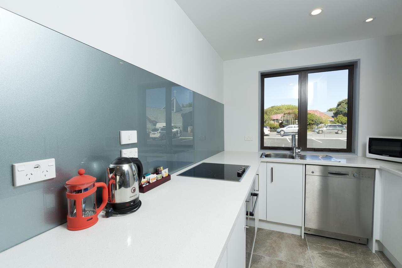 2 On Whiteleigh And 239 On Lincoln Motel Christchurch Exteriér fotografie A kitchen with a built-in dishwasher