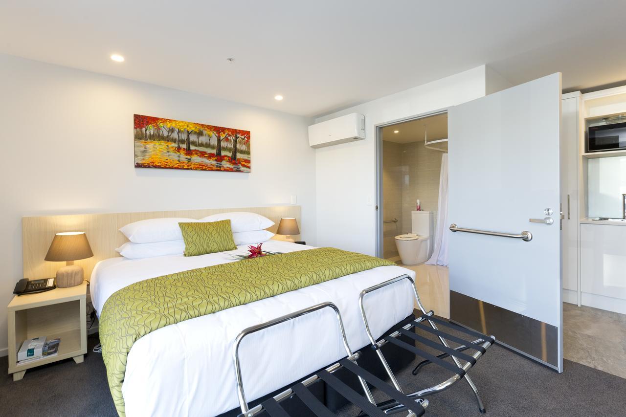 2 On Whiteleigh And 239 On Lincoln Motel Christchurch Exteriér fotografie A bedroom in a serviced apartment