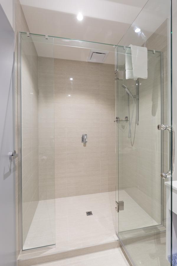 2 On Whiteleigh And 239 On Lincoln Motel Christchurch Exteriér fotografie A shower enclosure