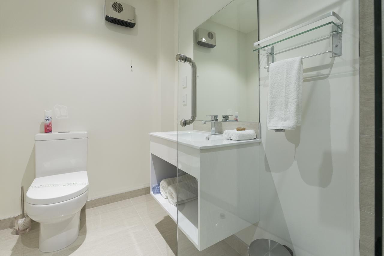 2 On Whiteleigh And 239 On Lincoln Motel Christchurch Exteriér fotografie Bathroom