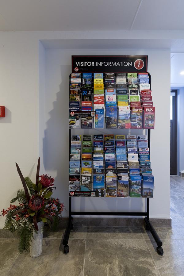 2 On Whiteleigh And 239 On Lincoln Motel Christchurch Exteriér fotografie A rack of tourist maps
