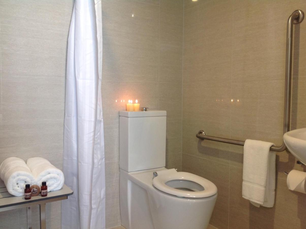 2 On Whiteleigh And 239 On Lincoln Motel Christchurch Exteriér fotografie A wet room